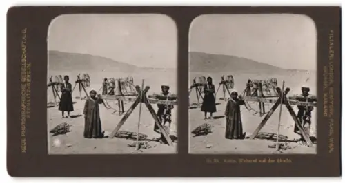 Stereo-Fotografie NPG, Steglitz, Ägyptische Kinder in Tracht arbeiten ein einer Weberei auf der Strasse nähe Kairo