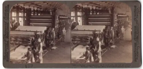 Stereo-Fotografie Underwood & Underwood, New York, Papierfabrik in Marinette Wisconsin, making Wrapping-Paper