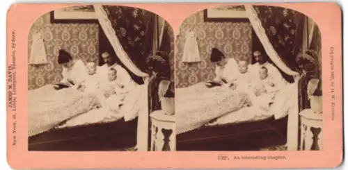Stereo-Fotografie B. W. Kilburn, Littleton / NH, Mutter und Vater mit ihren beiden Kindern im Bett, Mutterglück