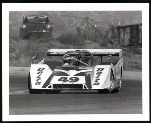 Fotografie Auto Chevrolet Titanium, CanAm Rennwagen Startnummer 49 pilotiert von David Hobbs, Porsche 911 im Hintergrund