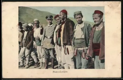 AK Mazedonien, Männer in traditioneller Kleidung und Soldat in Uniform