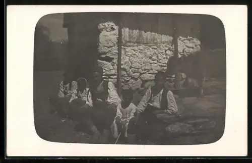 Foto-AK Familie vor ihrem Haus mit Rind