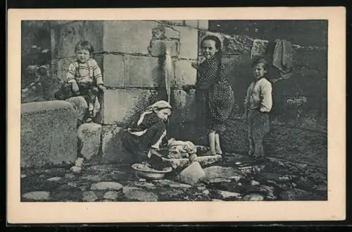 AK Bosnien u. Hercegovina, Vier Kinder bei einem Brunnen