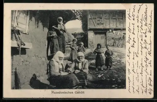 AK Mazedonien, Frauen und Kinder vor einem mazedonischen Gehöft