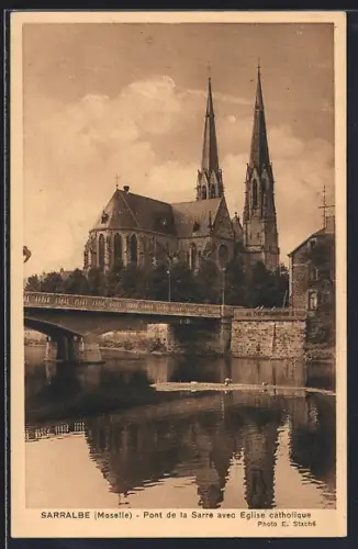 AK Sarralbe /Moselle, Pont de la Sarre avec Église catholique