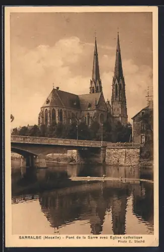 AK Sarralbe /Moselle, Pont de la Sarre avec Église catholique