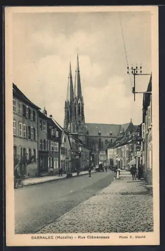 AK Sarralbe /Moselle, Rue Clémenceau avec vue sur l`église
