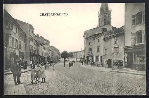 AK Château-Salins, Scène de rue animée avec enfants et bâtiments historiques