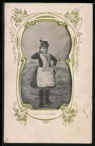 AK Le Salut Militaire, Kind salutiert in Uniform, Kinder Kriegspropaganda