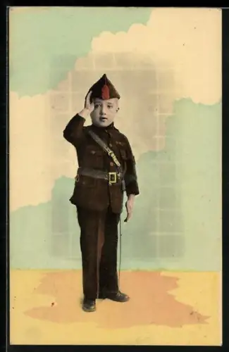 AK Kleiner Junge in Uniform salutiert