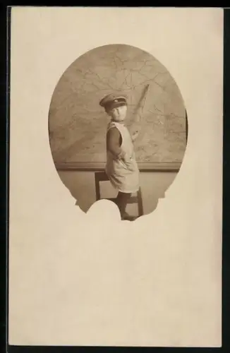 Foto-AK Kinder Kriegspropaganda, Kleiner Junge in Uniform an einer Landkarte