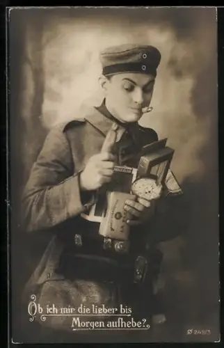AK Soldat mit den Händen voll beäugt eine Wurst, Ob ich mir die lieber bis Morgen aufhebe?