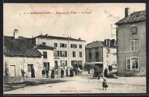 AK Remoncourt, Place du Jet d`Eau, La Poste, scène animée avec habitants et calèches