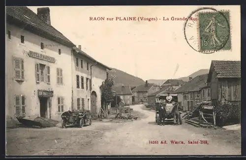 AK Raon-sur-Plaine /Vosges, La Grande Rue avec hôtel et voiture ancienne
