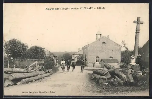 AK Naymont /Vosges, L`École avec des cyclistes et des troncs d`arbres empilés
