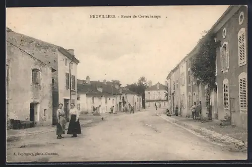 AK Neuvillers, Route de Crevéchamps avec habitants se promenant dans la rue