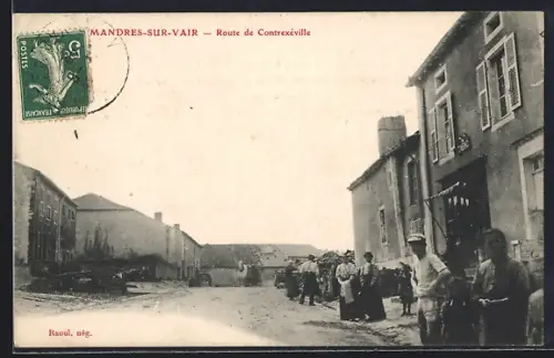 AK Mandres-sur-Vair, Route de Contrexéville avec habitants devant les maisons