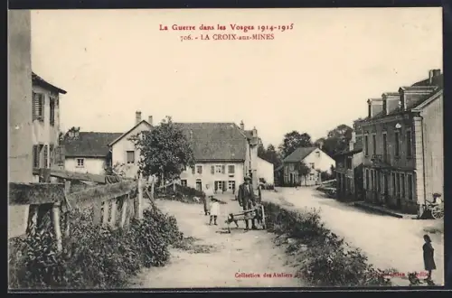 AK La Croix-aux-Mines, La Guerre dans les Vosges 1914-1915, rue principale avec villageois