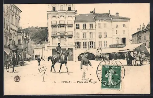 AK Épinal, Place des Vosges avec cavaliers et café en arrière-plan