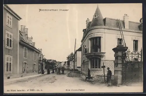 AK Neufchâteau /Vosges, Rue Jules-Ferry avec maisons et passants
