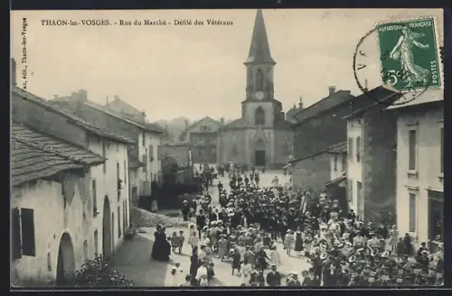 AK Thaon-les-Vosges, Rue du Marché, Défilé des Vétérans