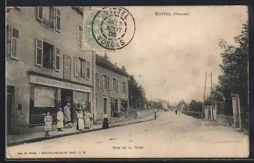 AK Vittel /Vosges, Rue de la Gare avec des passants devant les établissements économiques David