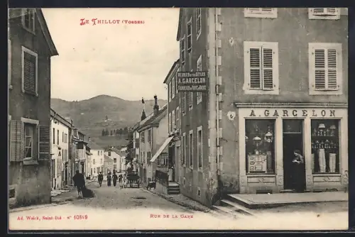 AK Le Thillot /Vosges, Rue de la Gare avec les montagnes en arrière-plan