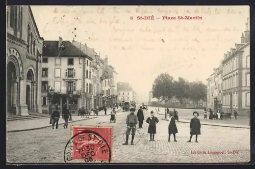 AK St-Dié, Place St-Martin avec des enfants jouant sur la place animée