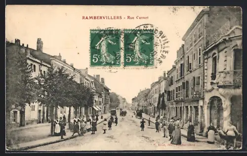 AK Rambervillers, Rue Carnot animée avec passants et bâtiments historiques
