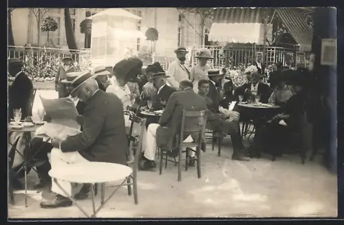 AK Contrexeville, Élégants attablés dans un café en plein air