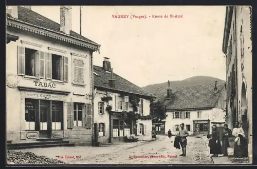 AK Vagney /Vosges, Route de St-Amé avec boutique de tabac et passants dans la rue animée