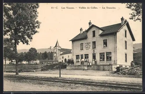 AK Celles /Vallée de Celles, La Trouche avec un bâtiment et une église en arrière-plan