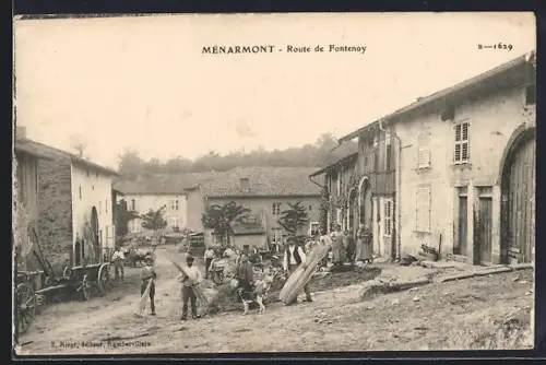 AK Ménarmont, Route de Fontenoy avec villageois et charrettes