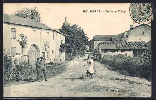 AK Housseras, Entrée du Village avec cycliste et habitants sur la route