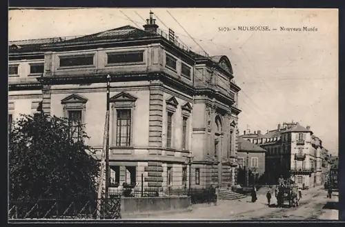 AK Mulhouse, Nouveau Musée et rue animée de passants