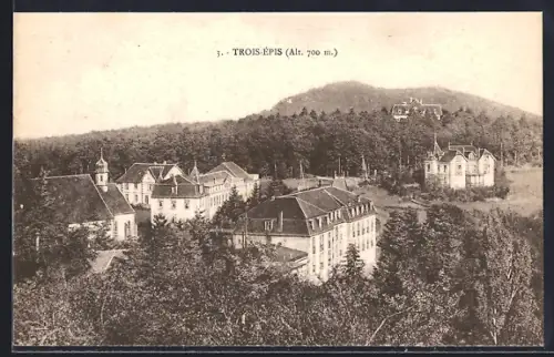 AK Trois-Épis, Vue sur les bâtiments entourés de forêt et collines