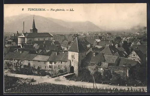 AK Turckheim, Vue générale du village avec église et montagnes en arrière-plan