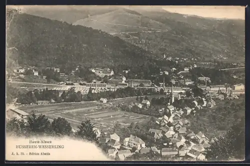 AK Husseren-Wesserling /Haute-Alsace, Vue générale du village et des montagnes environnantes