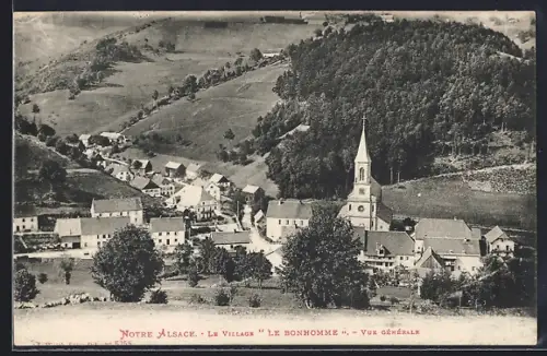 AK Le Bonhomme, Vue générale du village et de l`église entourés de collines boisées