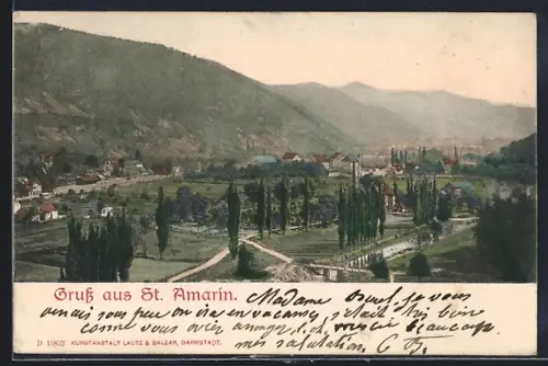 AK Saint-Amarin, Vue sur le village entouré de montagnes verdoyantes