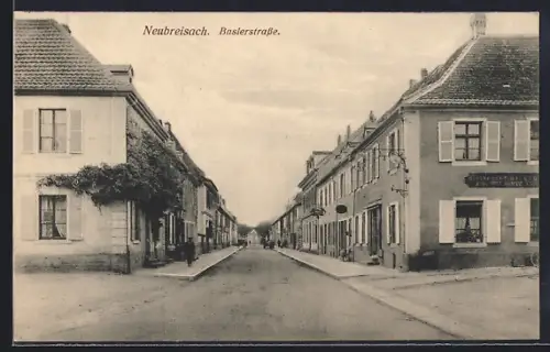 AK Neubreisach, Baslerstrasse mit historischen Gebäuden und ruhiger Strassenszene