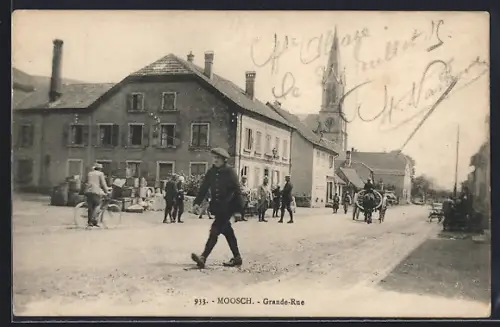 AK Moosch, Grande-Rue animée avec passants et chariots