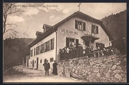 AK Thann /Haut-Rhin, Café du Sack-Uhrle avec visiteurs devant le bâtiment
