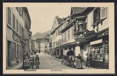 AK Ribeauvillé, Grand`rue animée avec passants et facades anciennes
