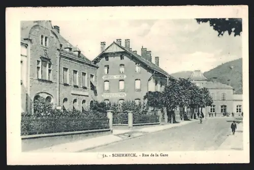 AK Schirmeck, Rue de la Gare avec l`Hôtel Victor et bâtiments environnants