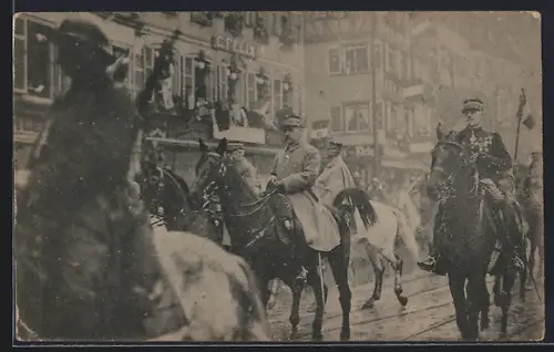 AK Strasbourg, Le maréchal Pétain et le général Vandenberg à cheval dans la rue