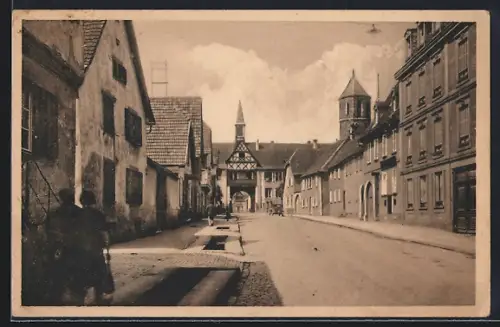 AK Rosheim, Rue principale avec maisons à colombages et clocher au fond