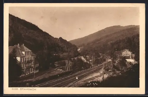 AK Stambach, Vue sur la voie ferrée et les collines boisées environnantes