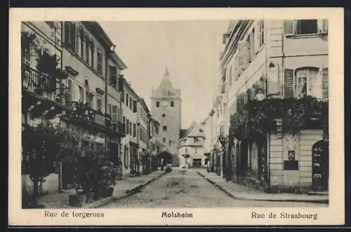 AK Molsheim, Vue de la Rue de forgerons et Rue de Strasbourg avec tour en arrière-plan