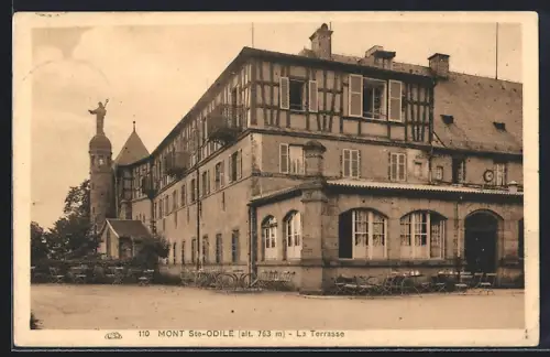 AK Mont Ste-Odile, La Terrasse du monastère avec vue sur la statue et l`architecture traditionnelle